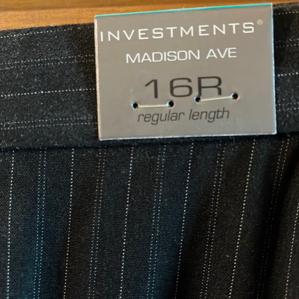 Ladies dress pants. Narrow waistband zipper closure